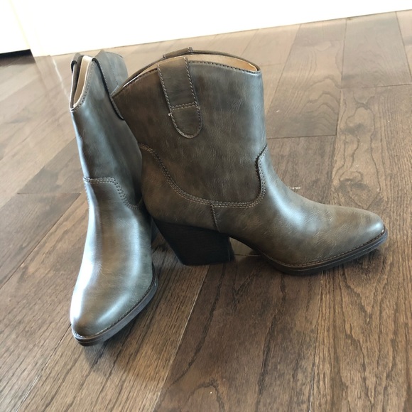 💋Western Booties in Taupe from Madden Girl Size 8 - Picture 5 of 7